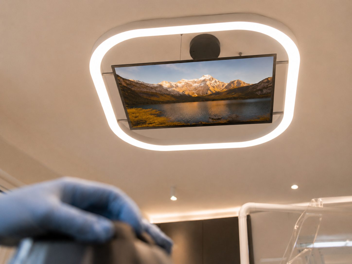 Suspension EVO Media avec Smart TV intégrée au-dessus d'un fauteuil dentaire